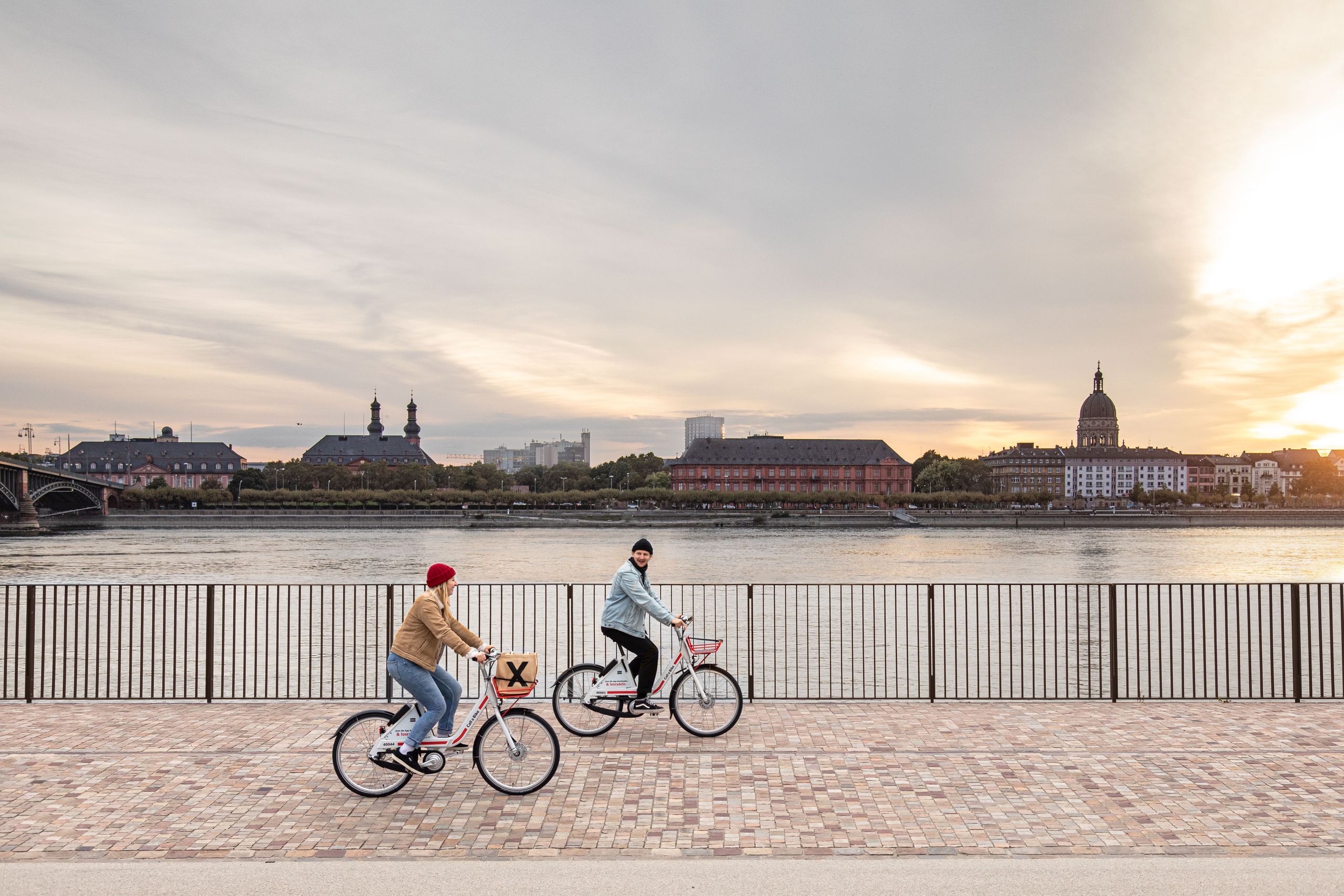 Pärchen auf Call a Bikes vor Fluss