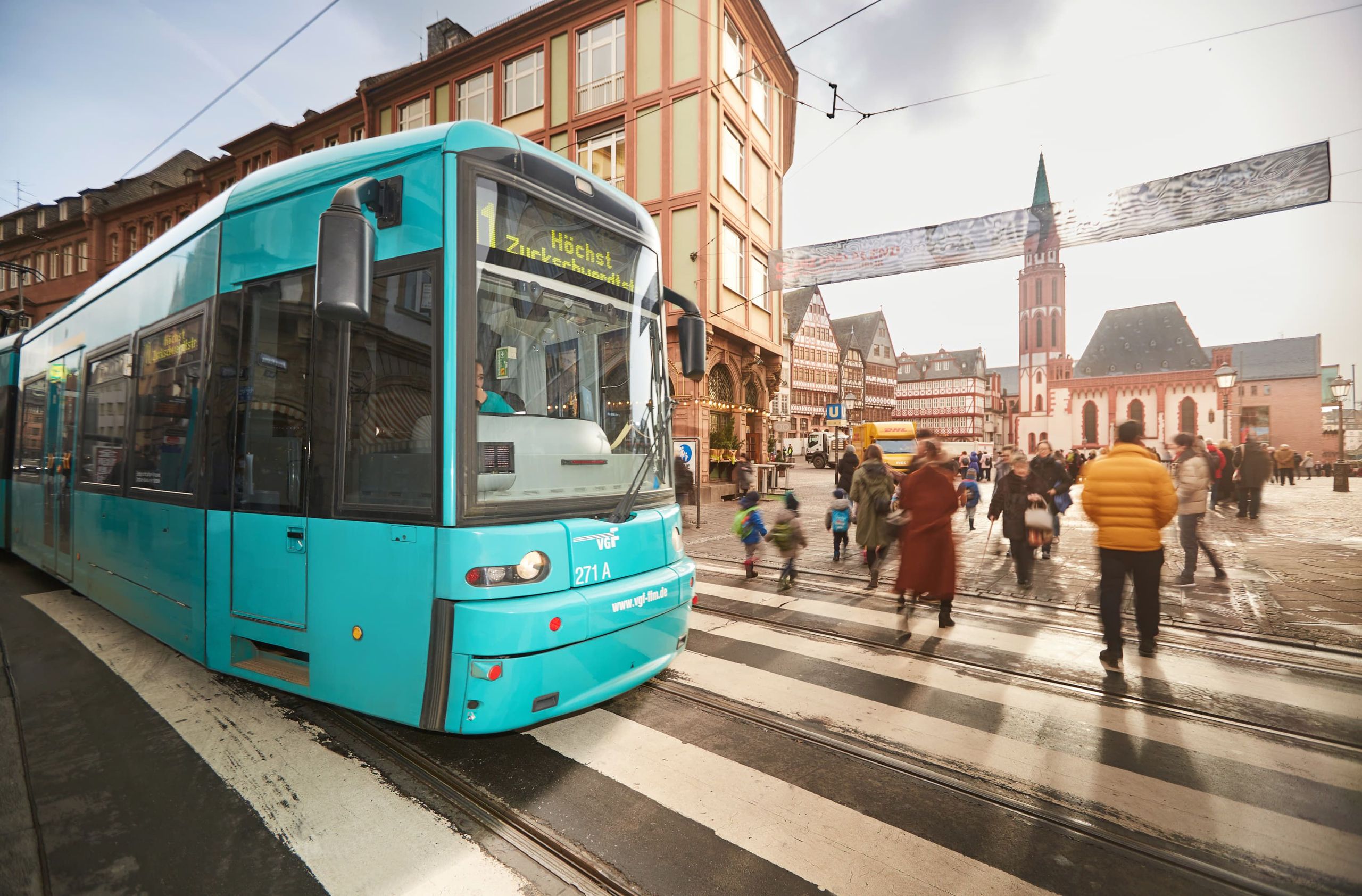 Eine Straßenbahn im Vordergrund und Menschen im Hintergrund copyright VGF/Dominik Buschardt